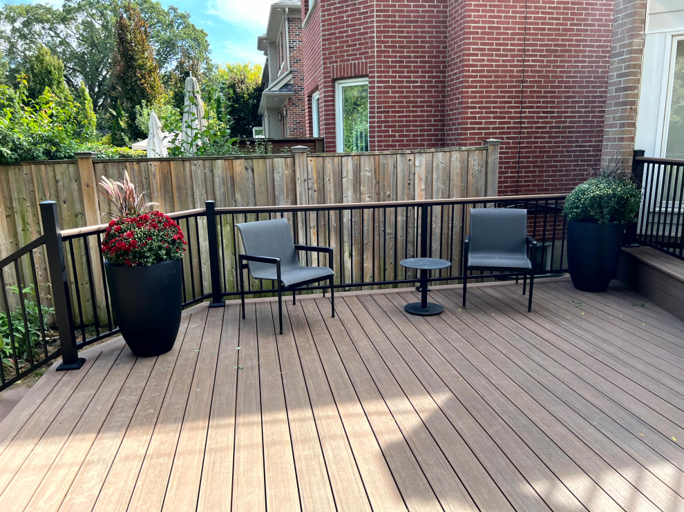 Deck - modern deck idea in Toronto