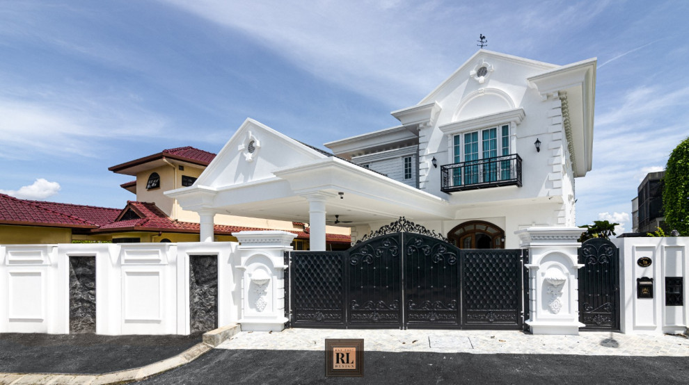 Immagine della villa grande bianca vittoriana a due piani con rivestimento in legno, tetto a farfalla, copertura in tegole, tetto nero e pannelli e listelle di legno