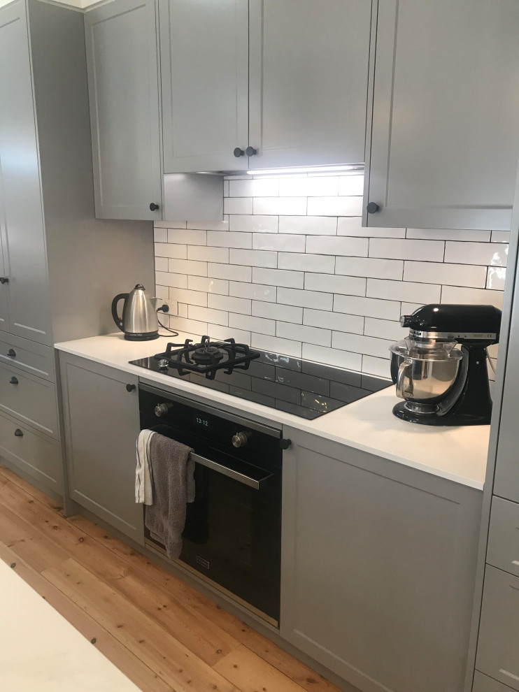 Design ideas for a transitional kitchen in Melbourne.