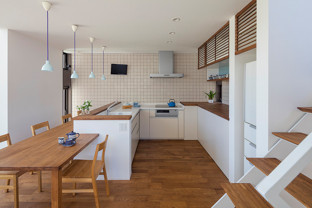 無垢材を多用した温かみのあるダイニングキッチン moderne-cuisine