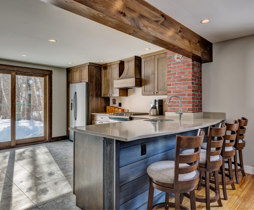 Mittelgroße Urige Wohnküche in L-Form mit hellbraunen Holzschränken, Kücheninsel und grauer Arbeitsplatte in Burlington
