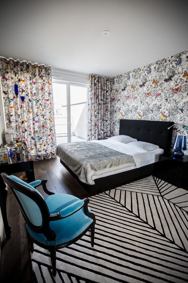Design ideas for an eclectic bedroom in Nancy with dark hardwood floors.
