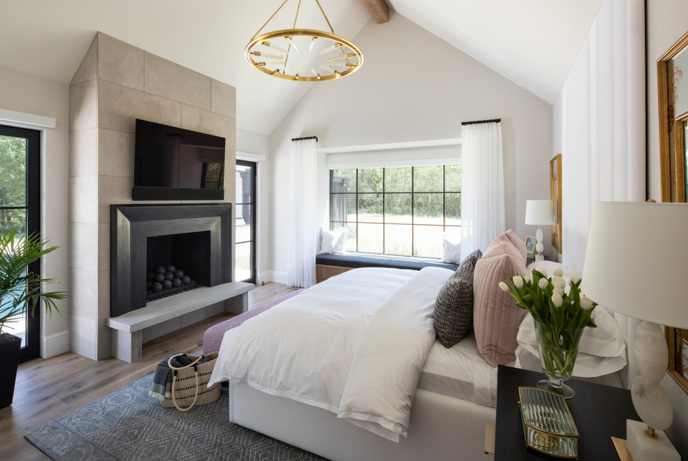 Imagen de dormitorio clásico renovado con marco de chimenea de piedra