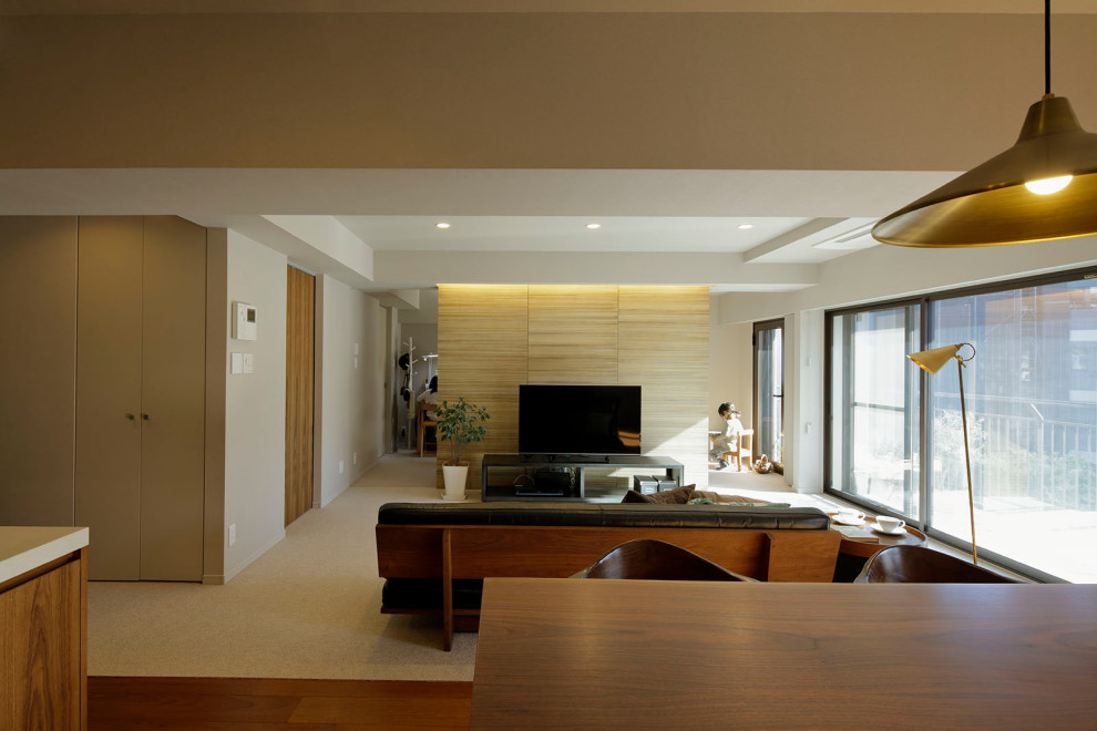 Mittelgroßes, Repräsentatives, Offenes Modernes Wohnzimmer mit grauer Wandfarbe, Teppichboden, freistehendem TV, grauem Boden, Tapetendecke und Tapetenwänden in Tokio