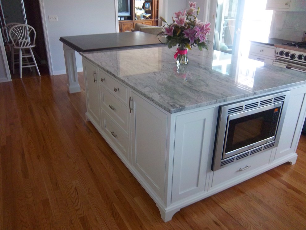 Kitchen - transitional kitchen idea in New York