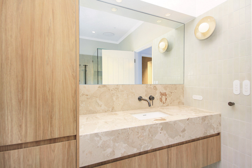 Foto di una stanza da bagno etnica di medie dimensioni con vasca da incasso, doccia ad angolo, piastrelle diamantate e mobile bagno sospeso