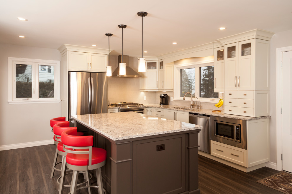 Transitional kitchen photo in Toronto