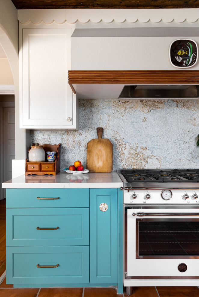 Bild på ett mellanstort eklektiskt vit vitt kök, med en rustik diskho, luckor med infälld panel, flerfärgad stänkskydd, stänkskydd i terrakottakakel, färgglada vitvaror, klinkergolv i porslin och flerfärgat golv