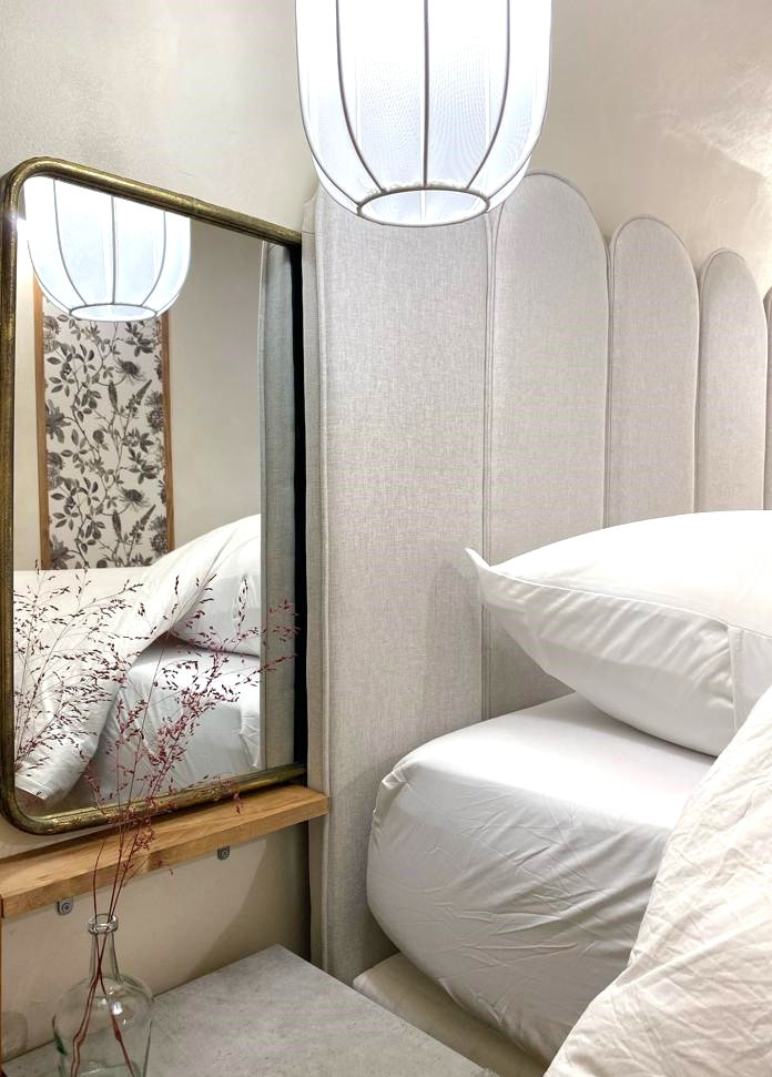Exemple d'une petite chambre mansardée ou avec mezzanine asiatique avec un mur beige et un sol en bois brun.