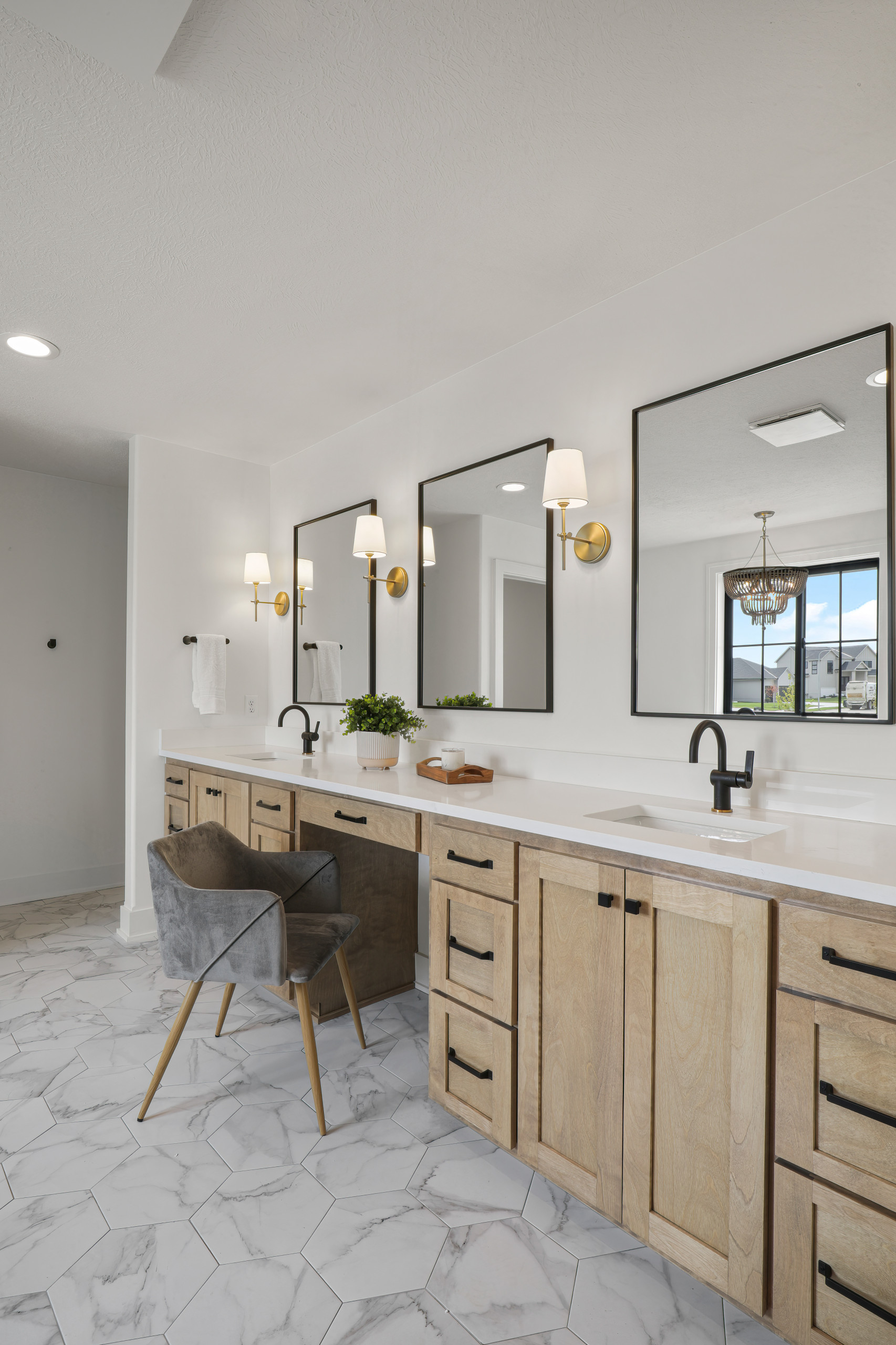 David Thoms 2-Story Elkhorn Staging