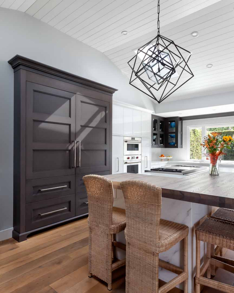Transitional home design photo in Orange County