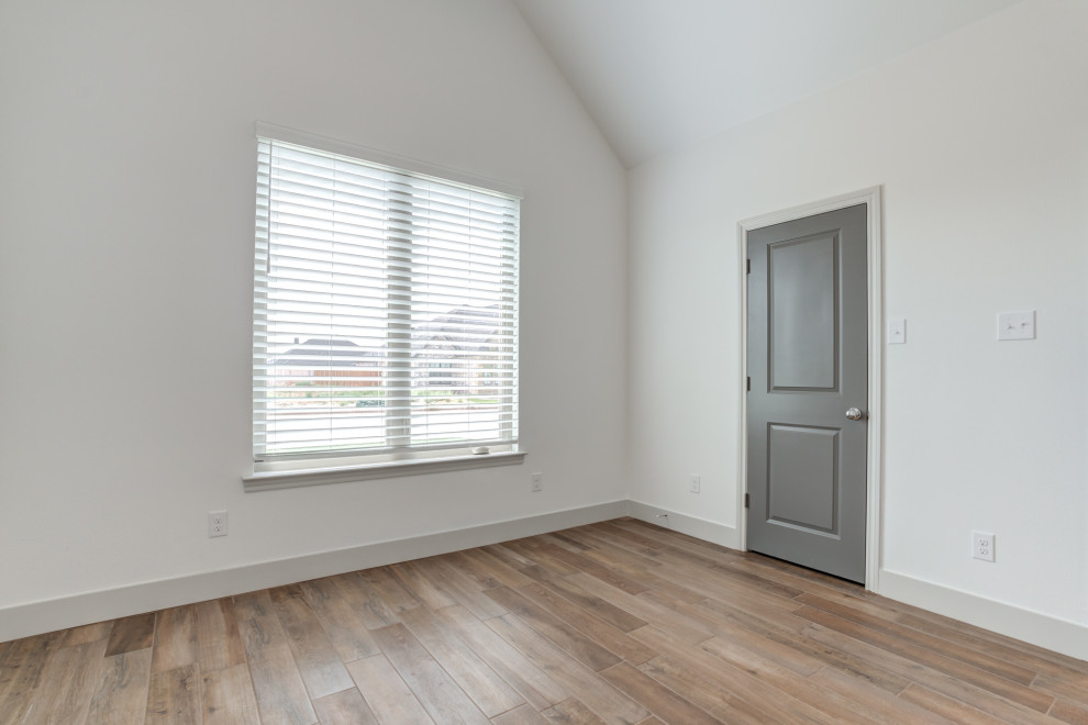 Transitional home design photo in Austin