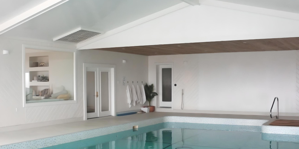 Foto de casa de la piscina y piscina elevada nórdica grande interior y rectangular con suelo de hormigón estampado