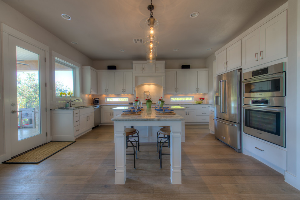 Transitional eat-in kitchen photo in Austin with an island
