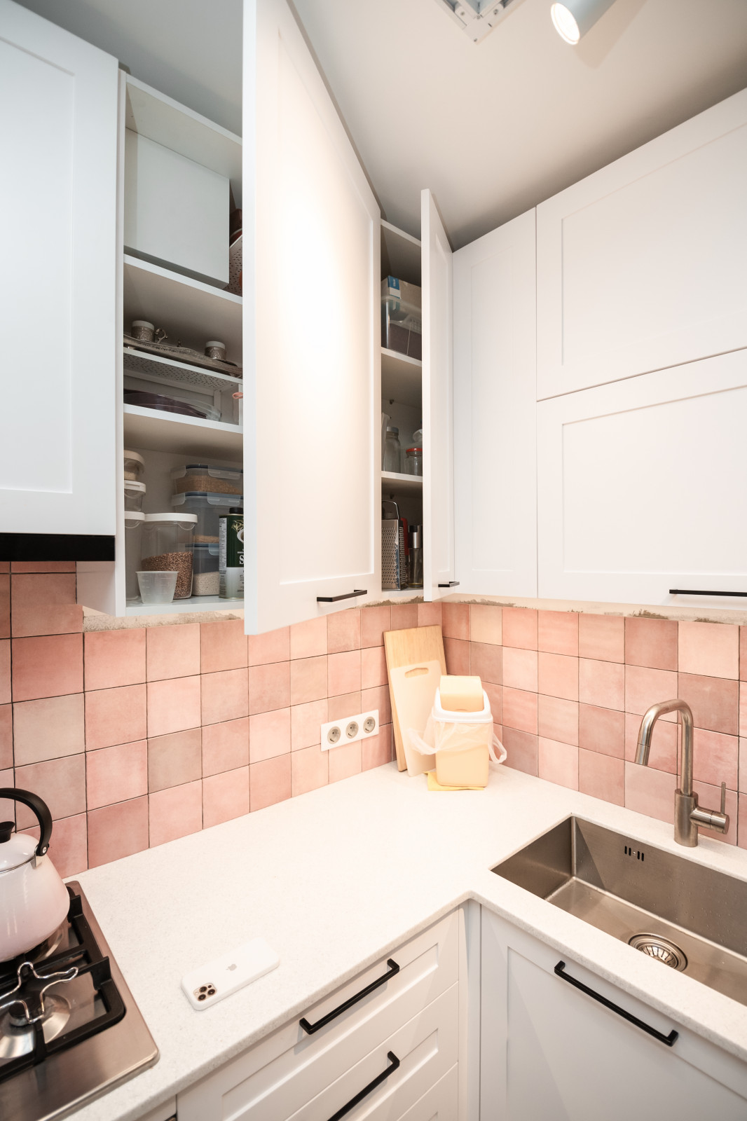 Белая небольшая кухня в стиле неоклассика