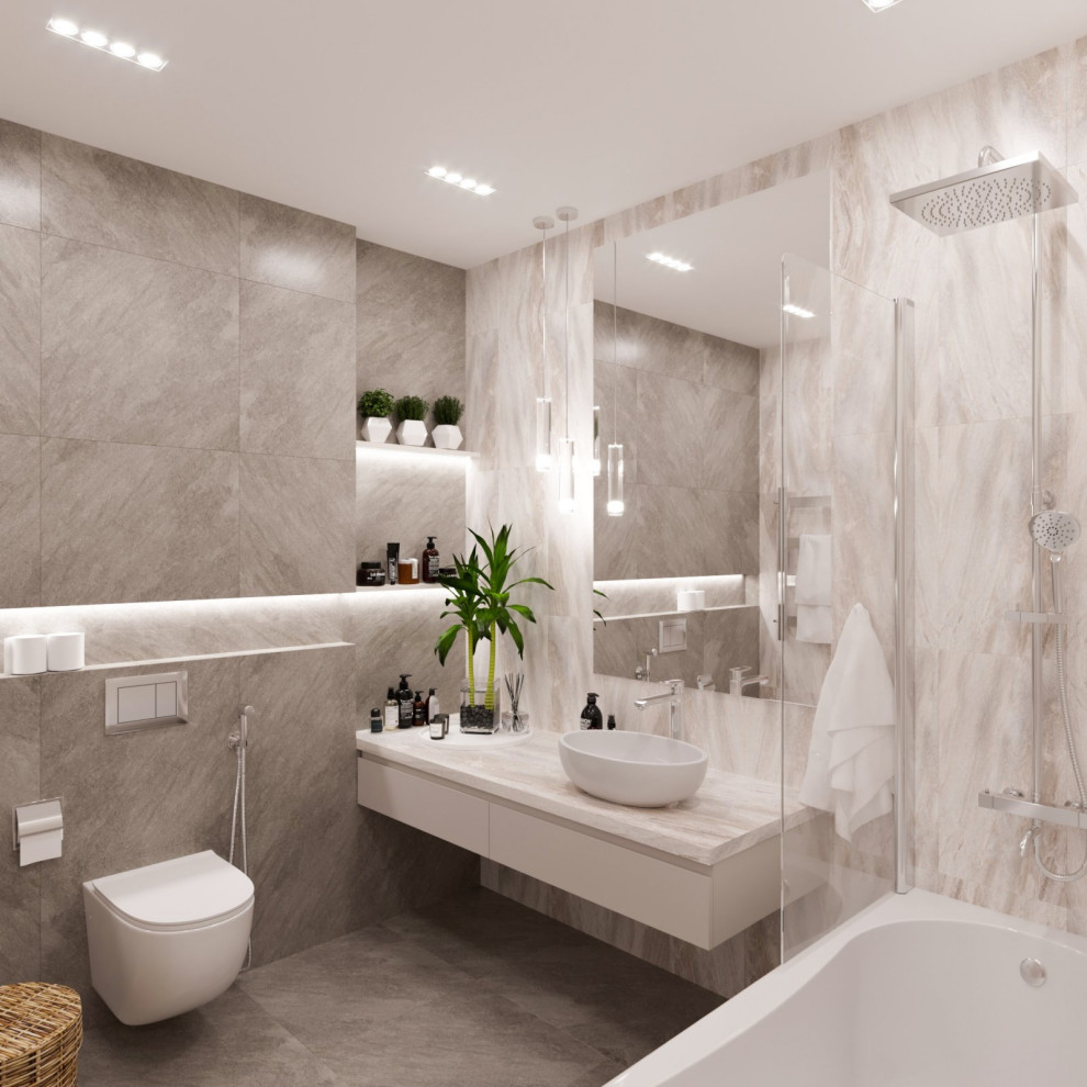 Idéer för att renovera ett mellanstort funkis beige beige en-suite badrum, med luckor med upphöjd panel, vita skåp, ett undermonterat badkar, en vägghängd toalettstol, beige kakel, porslinskakel, beige väggar, klinkergolv i porslin, ett nedsänkt handfat, marmorbänkskiva och beiget golv
