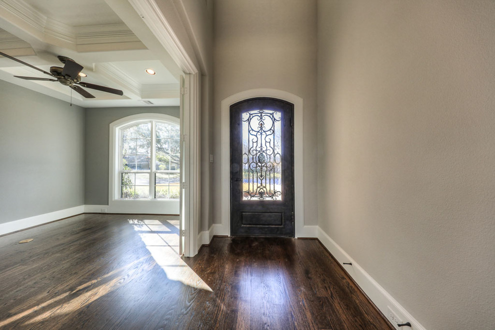 Example of a transitional entryway design in Houston