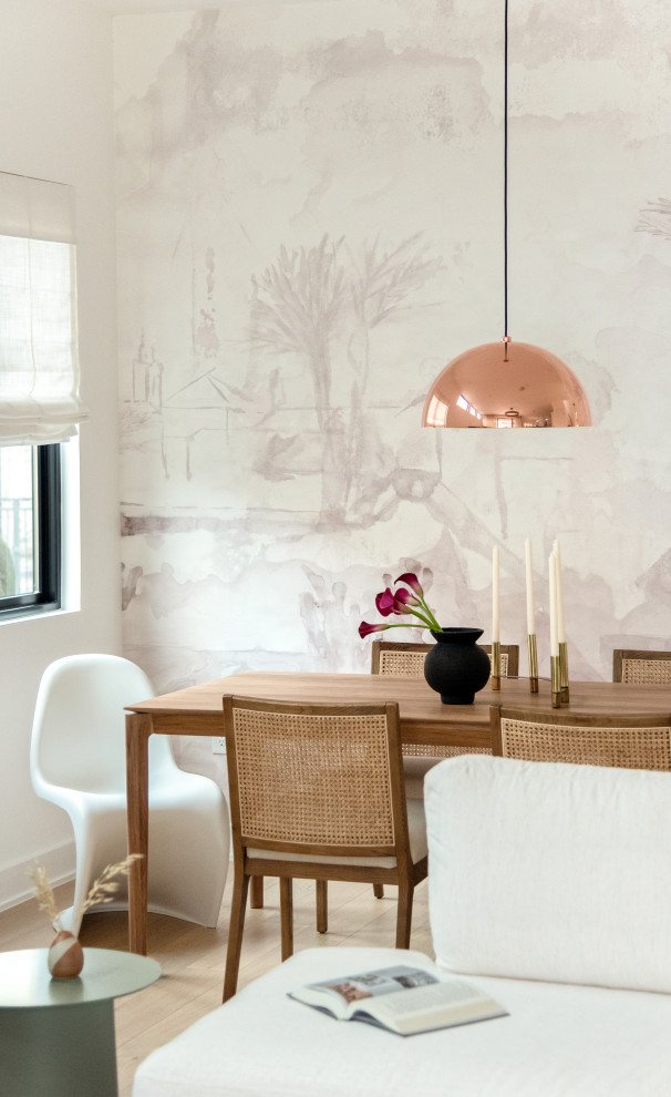 На фото: гостиная-столовая среднего размера в стиле модернизм с белыми стенами, светлым паркетным полом и обоями на стенах