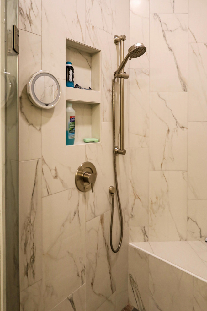 Idéer för att renovera ett mellanstort rustikt vit vitt en-suite badrum, med vita skåp, en dusch i en alkov, en toalettstol med separat cisternkåpa, beige väggar, klinkergolv i keramik, ett undermonterad handfat, bänkskiva i kvarts, brunt golv och dusch med gångjärnsdörr