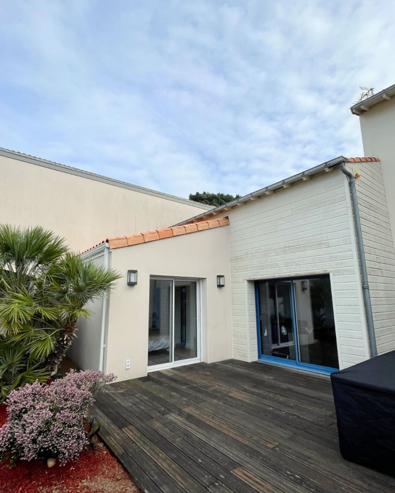 Aménagement d'une terrasse bord de mer.