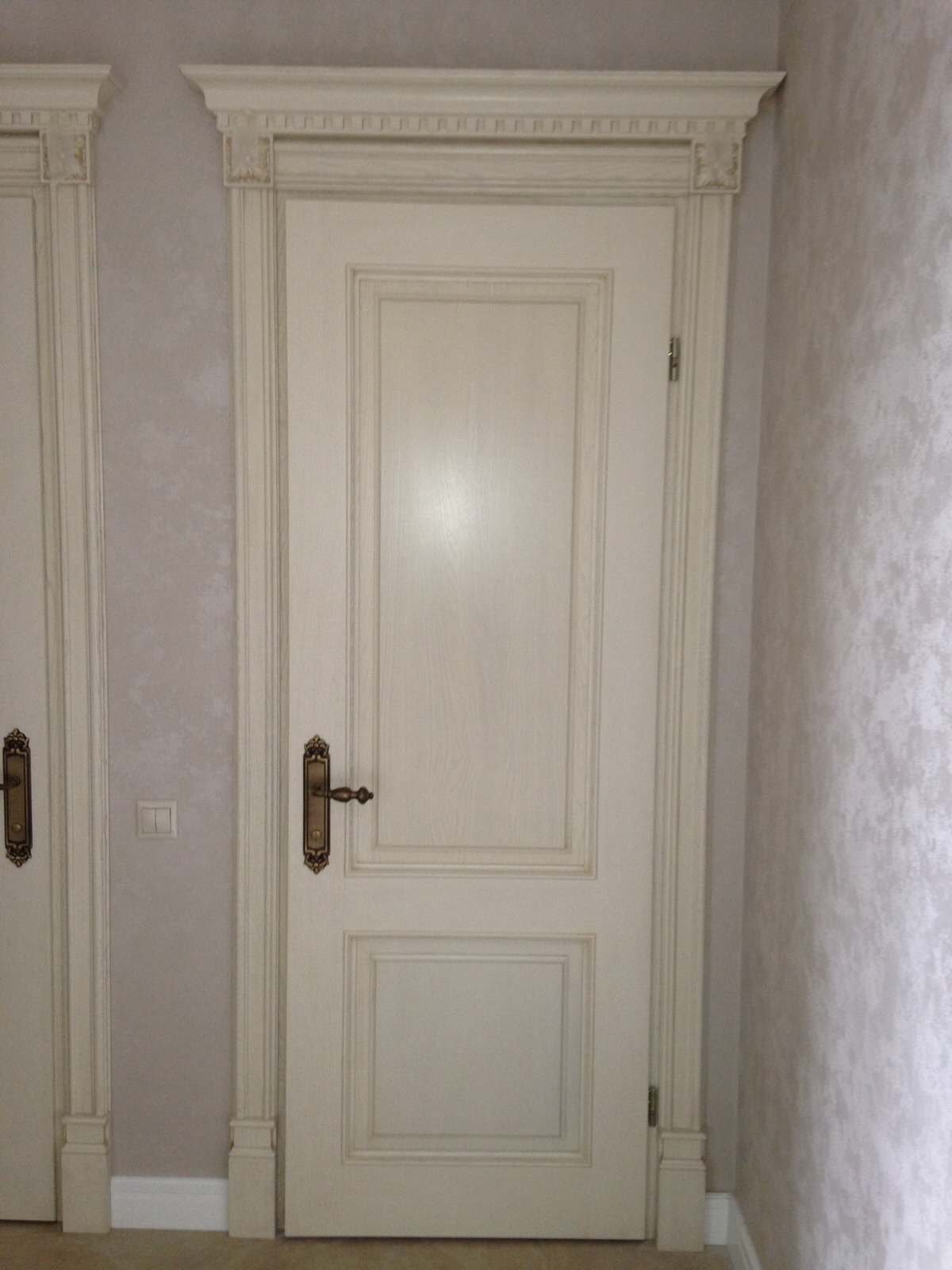 Двери из массива ясеня в классическом стиле