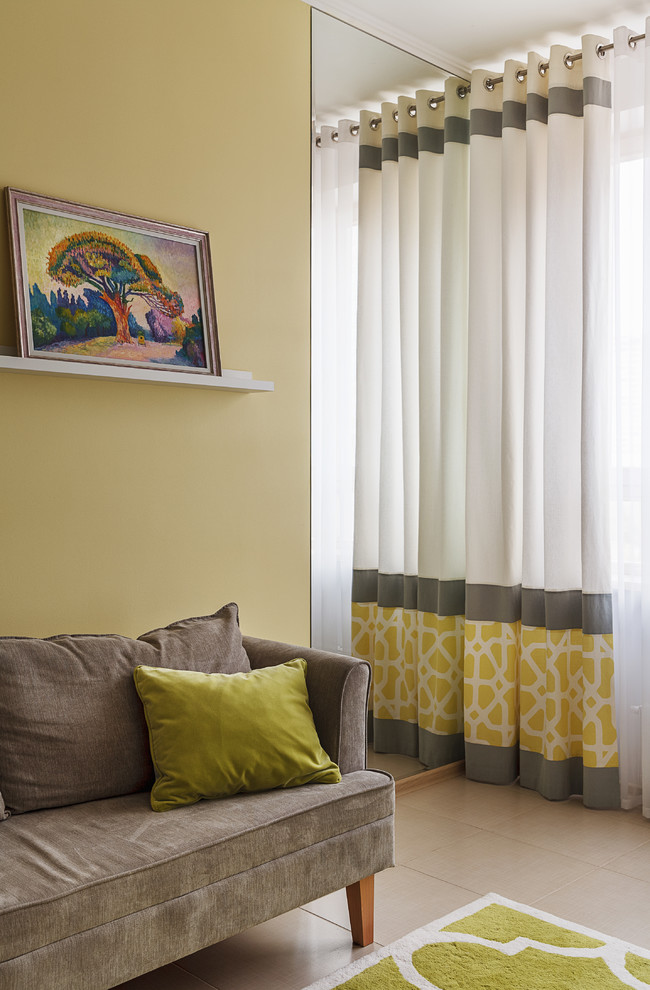 Портьеры на кухне и зеркальная стена