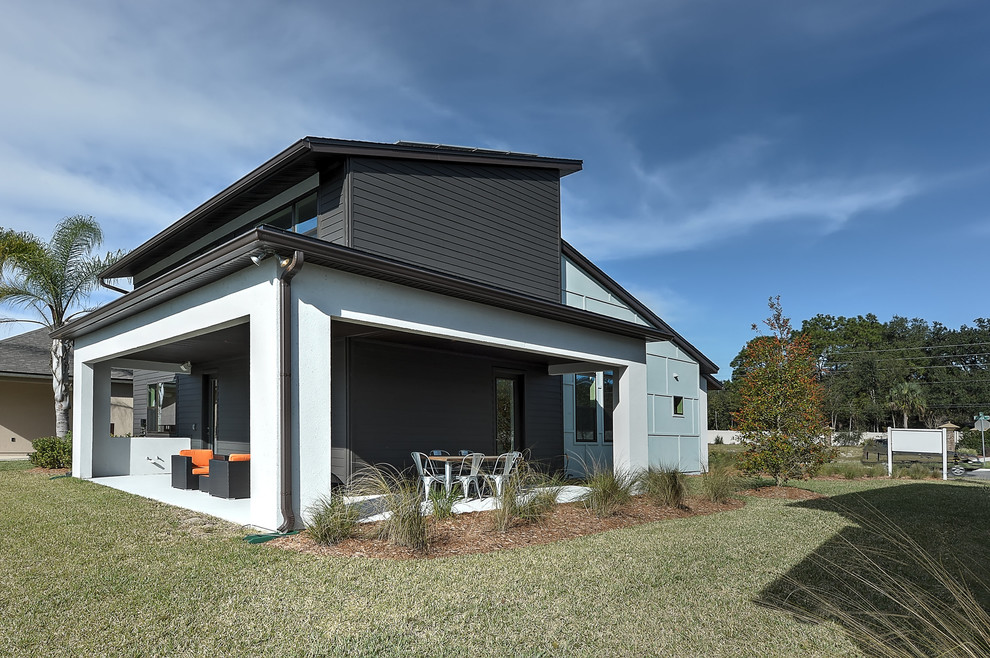 Photo of a mid-sized modern two-storey grey exterior in Jacksonville with mixed siding and a shed roof.