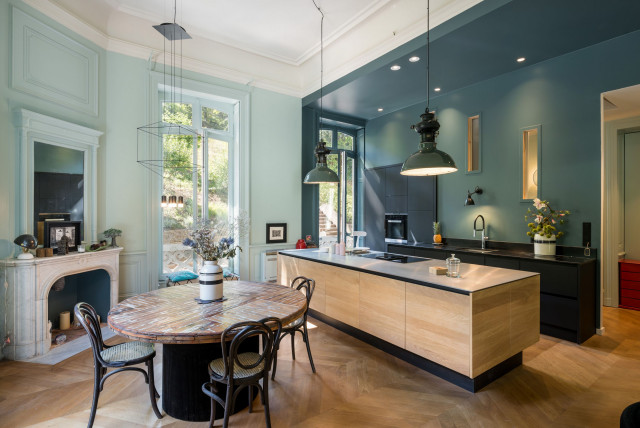 Une cuisine pi&egrave;ce &agrave; vivre hausmanienne contemporary-kitchen