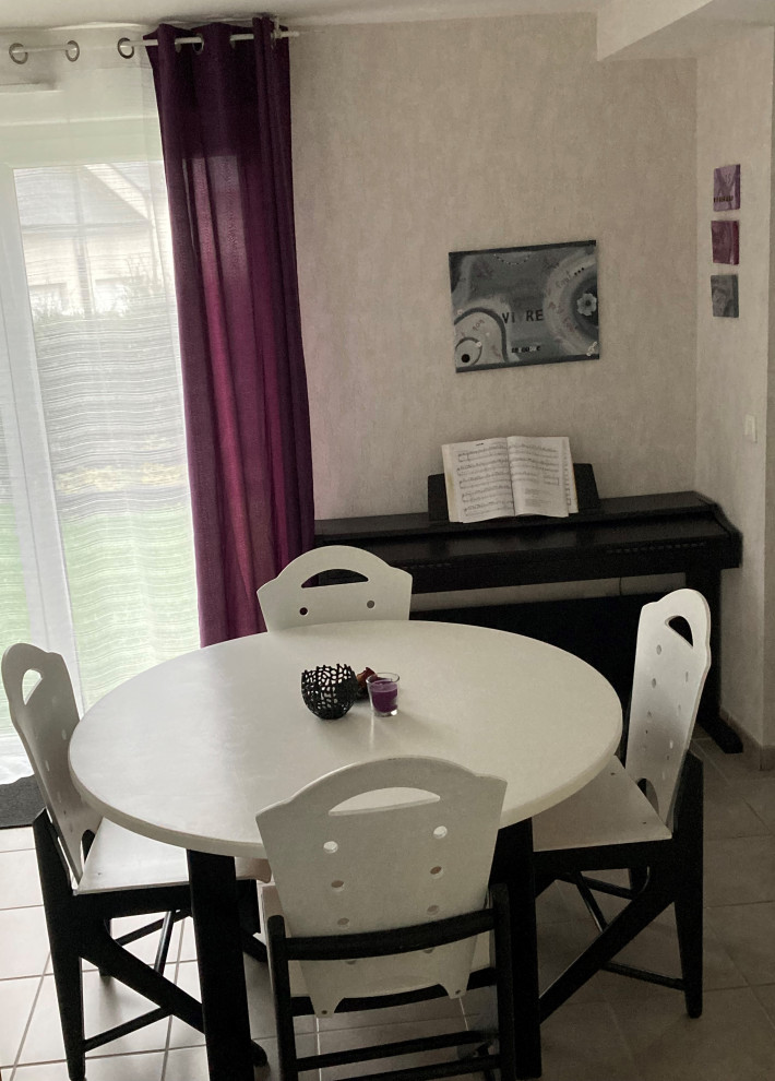 Idée de décoration pour une salle de séjour minimaliste de taille moyenne et ouverte avec un mur blanc, un sol en carrelage de céramique, un sol gris et éclairage.