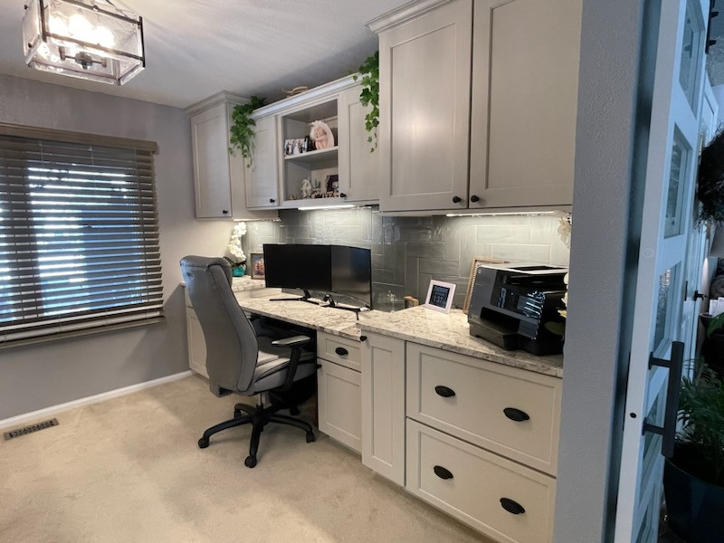 Cette photo montre un bureau chic de taille moyenne avec un mur gris, moquette, un bureau intégré et un sol beige.