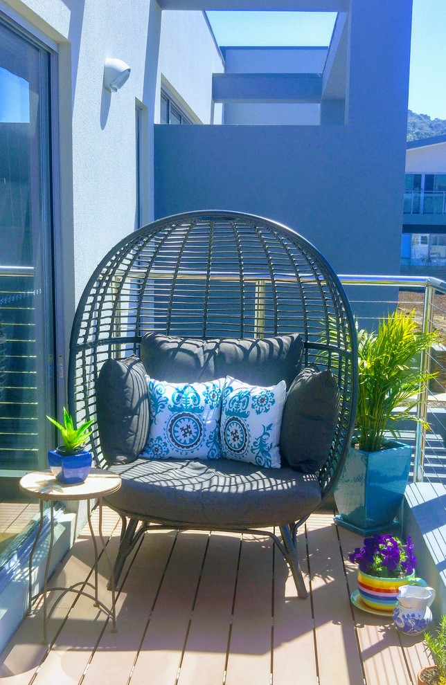 Photo of a beach style balcony in Melbourne.