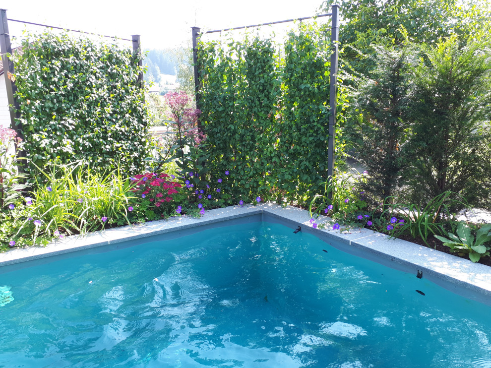Idée de décoration pour une petite piscine à débordement design sur mesure avec des pavés en pierre naturelle.