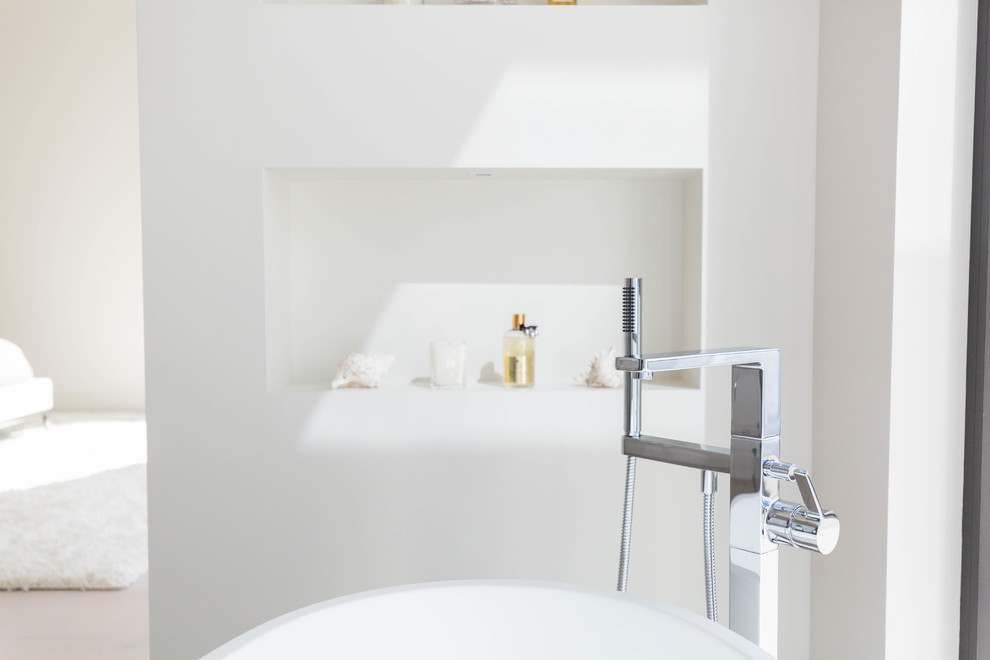 Example of a minimalist bathroom design in Seattle