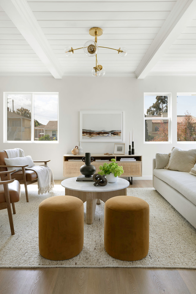 На фото: открытая гостиная комната среднего размера в стиле модернизм с белыми стенами, полом из винила, телевизором на стене, коричневым полом и потолком из вагонки с