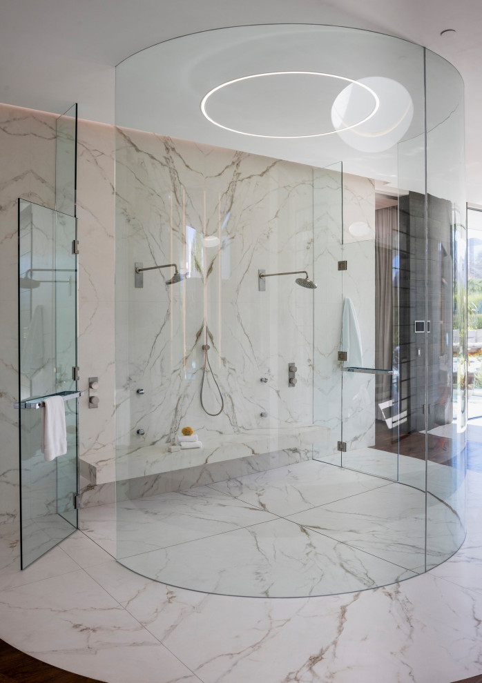 Idee per un'ampia stanza da bagno padronale moderna con doccia doppia, piastrelle bianche, piastrelle di marmo, pareti bianche, pavimento in marmo, pavimento bianco, porta doccia a battente, panca da doccia e soffitto ribassato