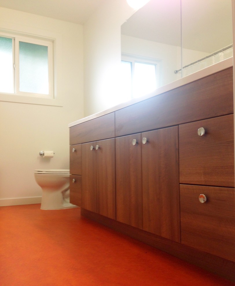 Photo of a midcentury bathroom in Portland.