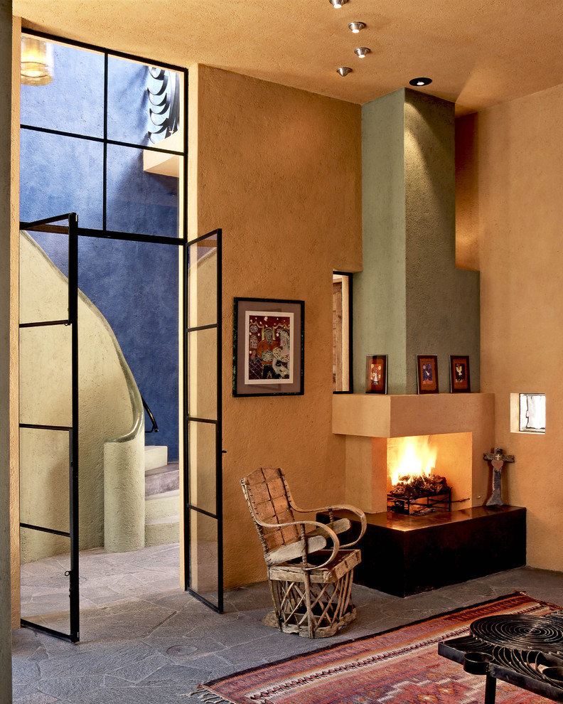 This is an example of a contemporary living room in Mexico City.