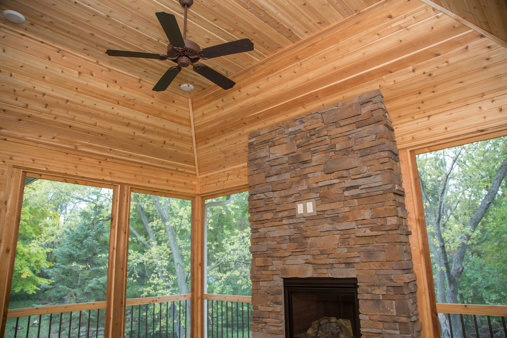 Example of a transitional home design design in Minneapolis