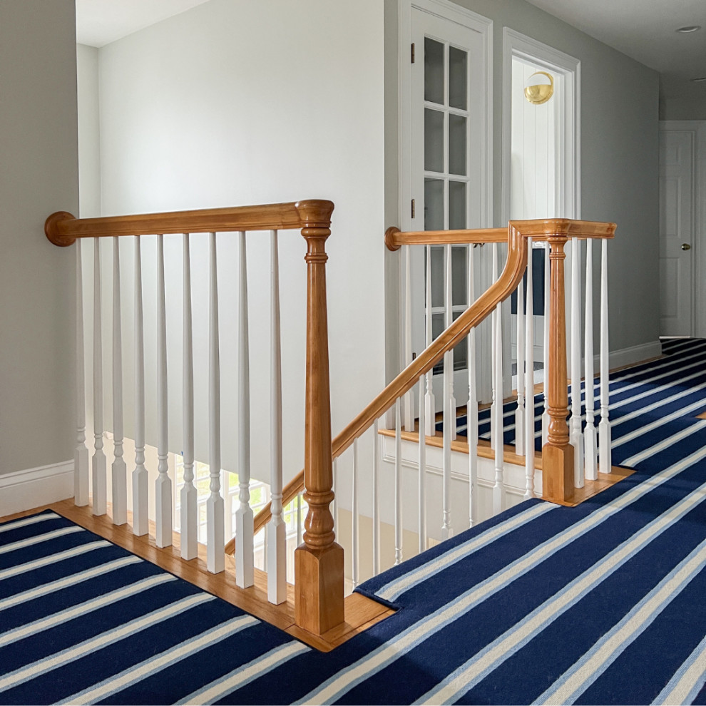 Пример оригинального дизайна: прямая лестница в современном стиле с ступенями с ковровым покрытием, деревянными перилами и стенами из вагонки