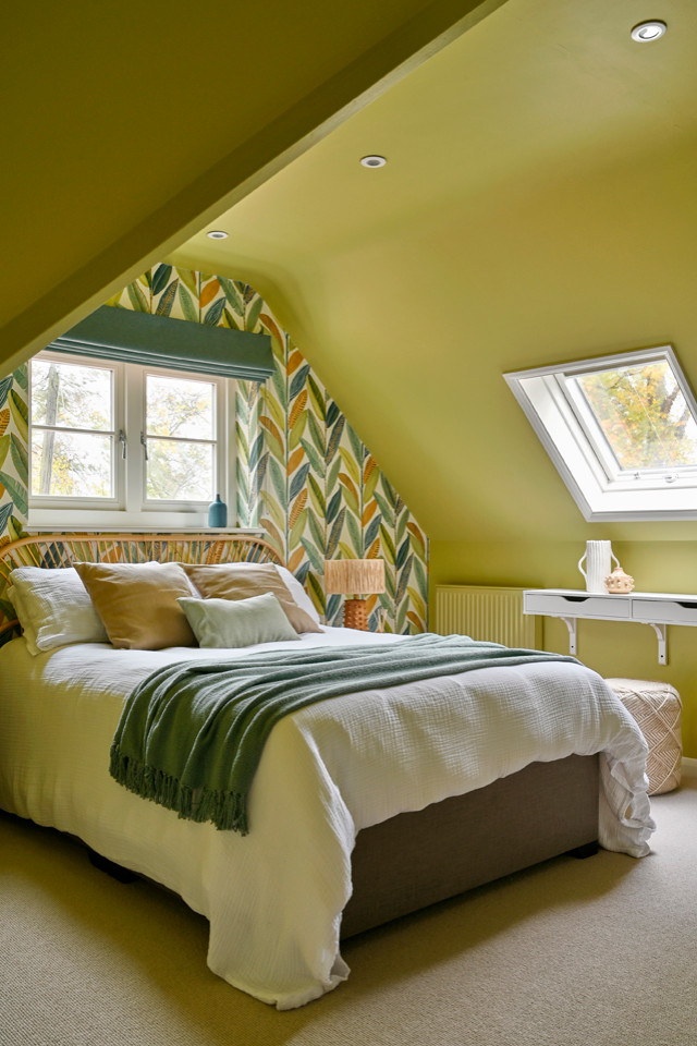 Inspiration för mellanstora nordiska gästrum, med gröna väggar, heltäckningsmatta och beiget golv