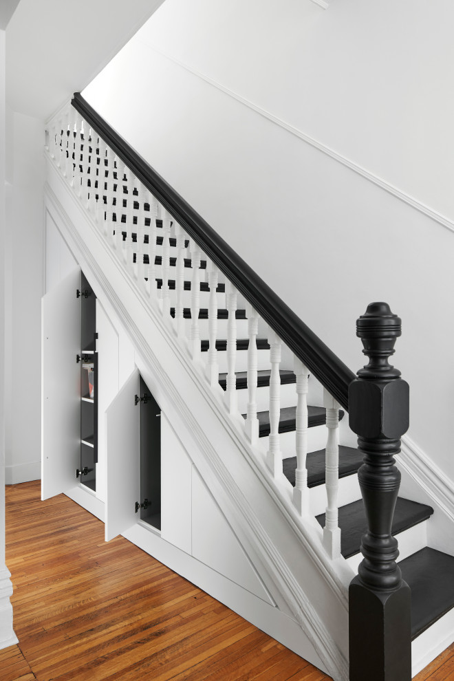 Ejemplo de escalera recta actual pequeña con escalones de madera pintada, contrahuellas de madera pintada y barandilla de madera