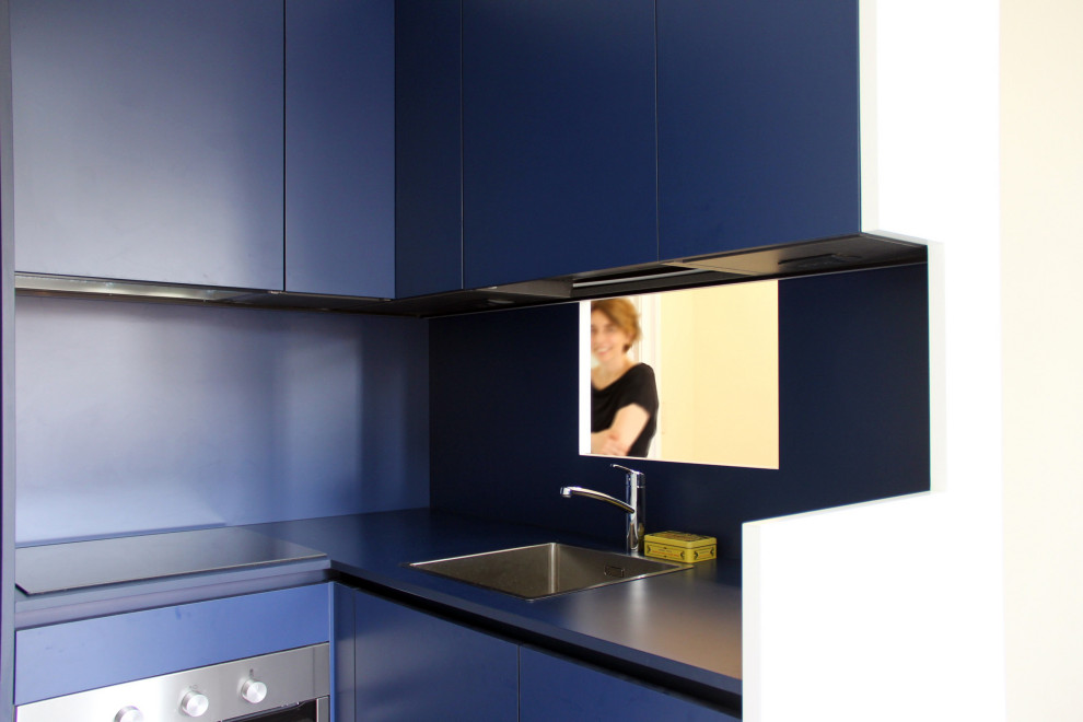 Offene, Kleine Moderne Küche in L-Form mit Einbauwaschbecken, blauen Schränken, Laminat-Arbeitsplatte, Küchengeräten aus Edelstahl und blauer Arbeitsplatte in Mailand