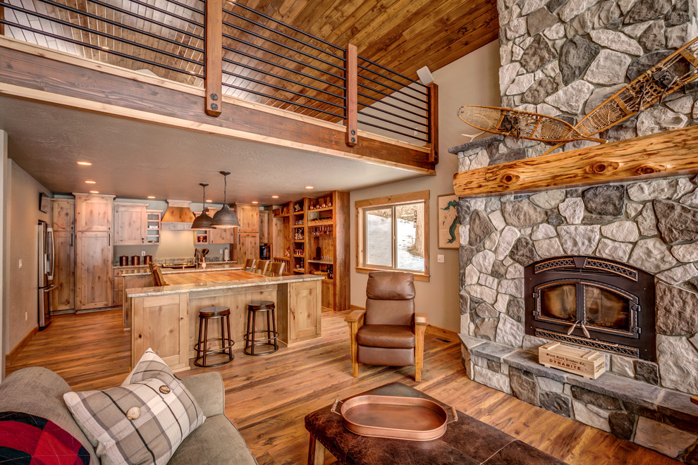 Mountain style home design photo in Seattle