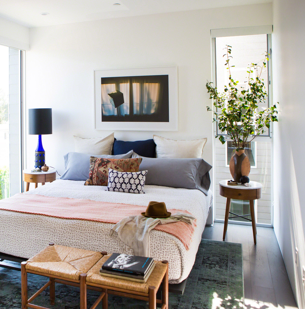 Design ideas for a transitional guest bedroom in Los Angeles with white walls and no fireplace.