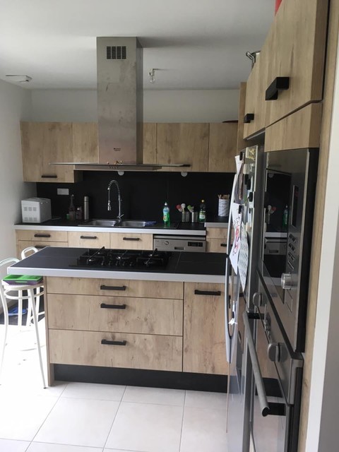 Cuisine en m&eacute;lamin&eacute; bois transitional-kitchen
