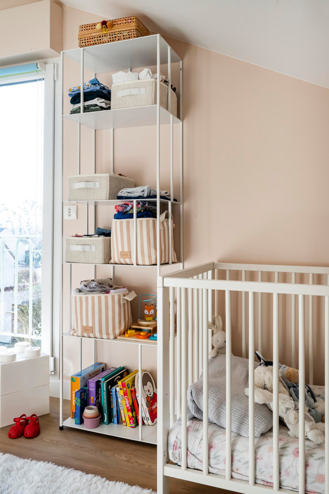 Chambre de bébé neutre?[Aménagement de chambre de bébé neutre With un mur beige, parquet clair and un sol beige.]:[Aménagement de Chambres de bébé neutres With un mur beige, parquet clair and un sol beige.]
