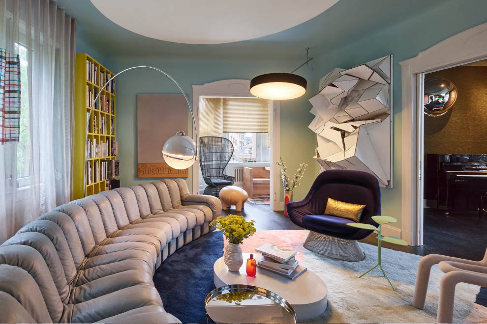 Стильный дизайн: гостиная комната в стиле фьюжн с синими стенами, паркетным полом среднего тона и коричневым полом - последний тренд