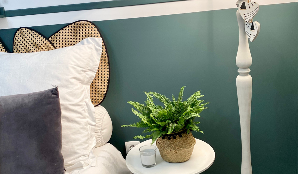 Свежая идея для дизайна: маленькая гостевая спальня (комната для гостей) в стиле фьюжн с зелеными стенами, полом из керамической плитки, серым полом и панелями на стенах без камина для на участке и в саду - отличное фото интерьера