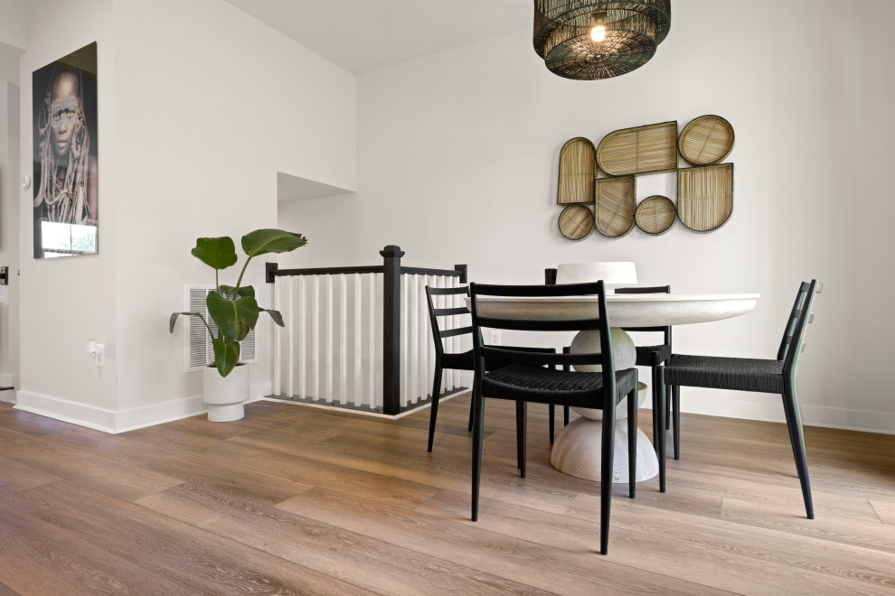Foto di una sala da pranzo aperta verso la cucina scandinava di medie dimensioni con pareti bianche, pavimento in vinile, nessun camino, pavimento beige e soffitto a volta