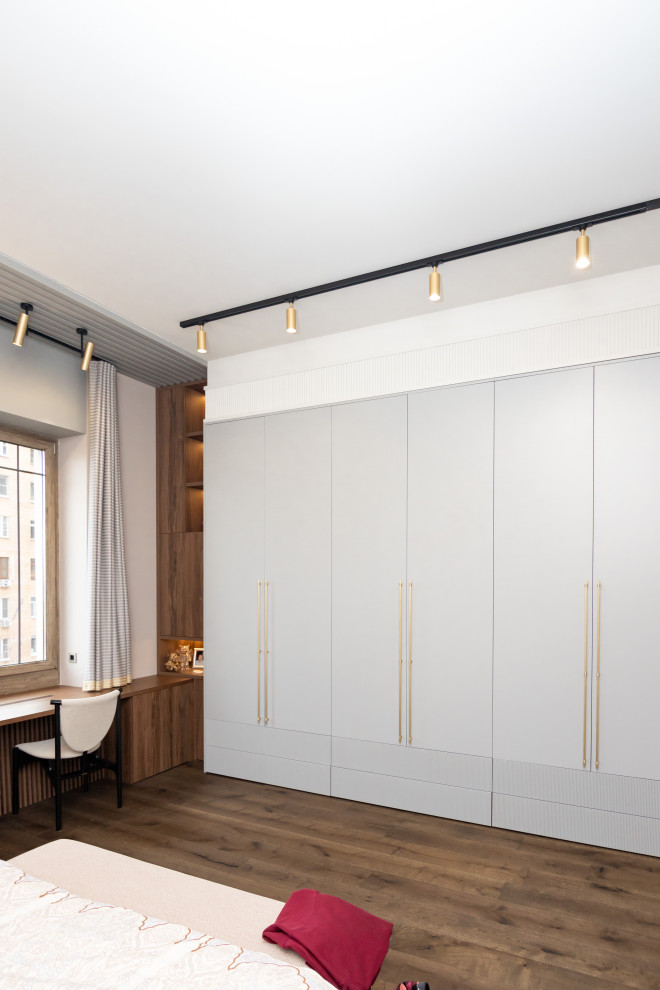 Меблировка спальни: шкаф, стеллаж и стол-подоконник